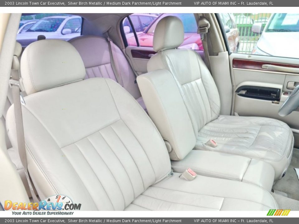 Front Seat of 2003 Lincoln Town Car Executive Photo #15