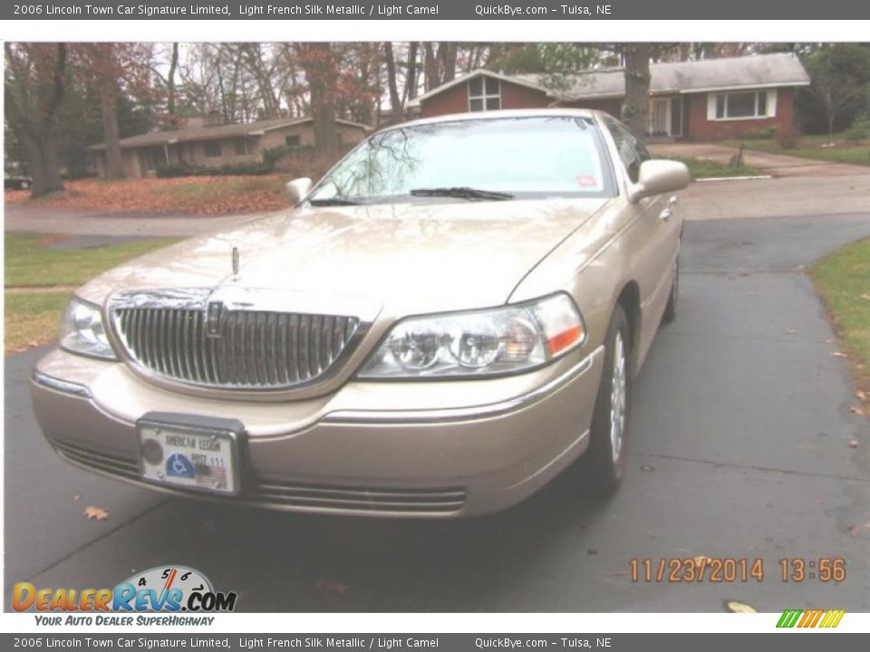 2006 Lincoln Town Car Signature Limited Light French Silk Metallic / Light Camel Photo #2