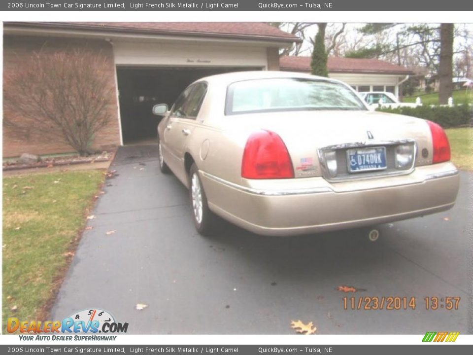 2006 Lincoln Town Car Signature Limited Light French Silk Metallic / Light Camel Photo #5