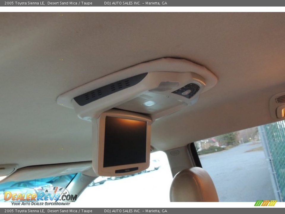 Entertainment System of 2005 Toyota Sienna LE Photo #11