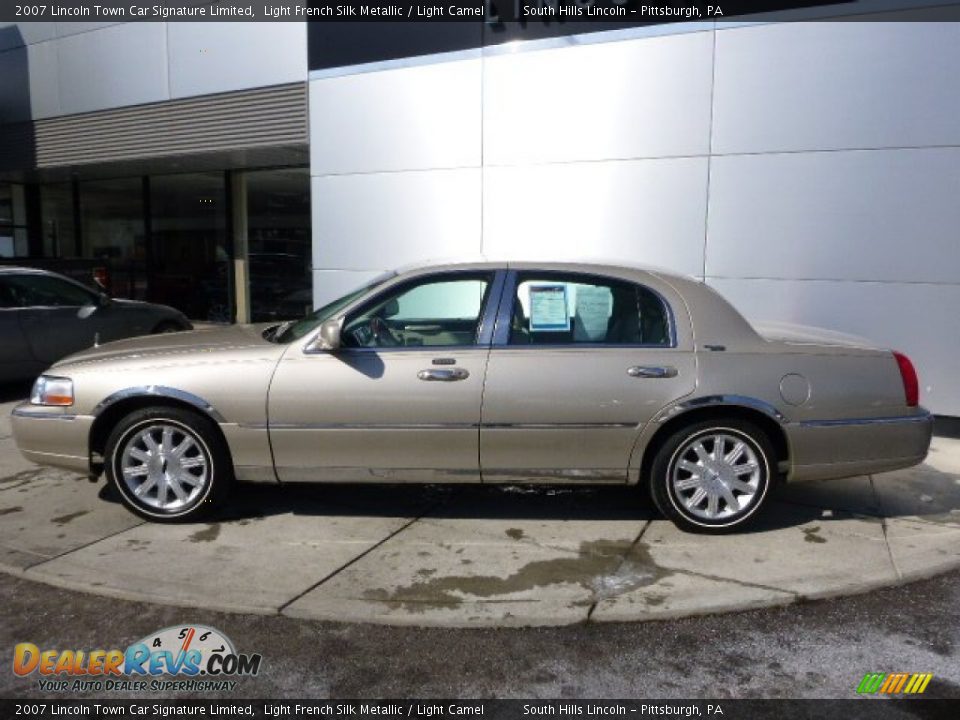 2007 Lincoln Town Car Signature Limited Light French Silk Metallic / Light Camel Photo #2