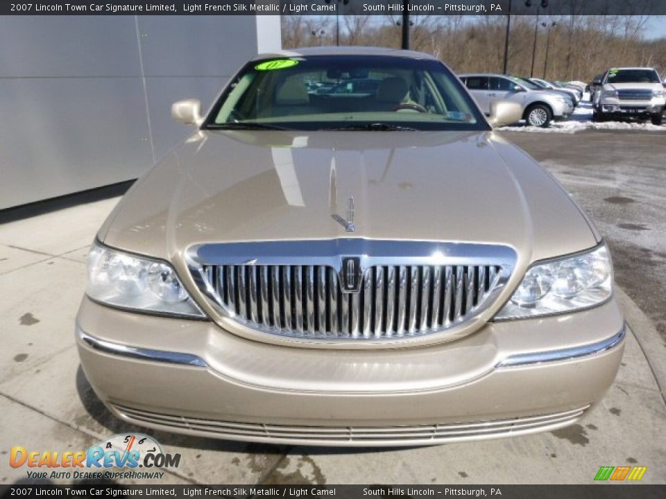 2007 Lincoln Town Car Signature Limited Light French Silk Metallic / Light Camel Photo #8