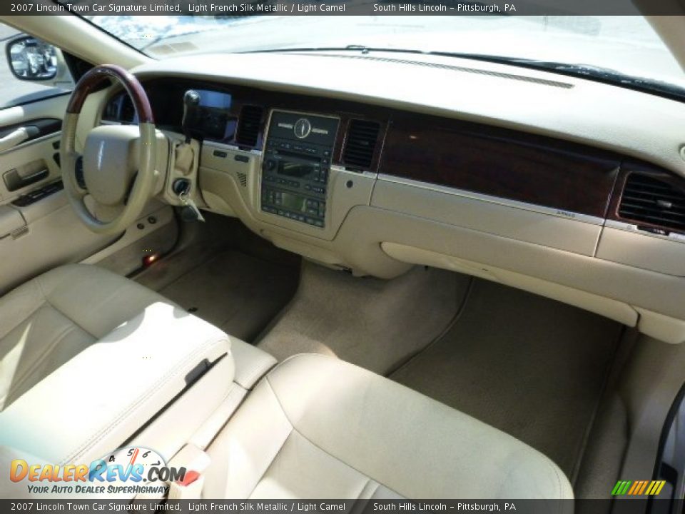 2007 Lincoln Town Car Signature Limited Light French Silk Metallic / Light Camel Photo #11