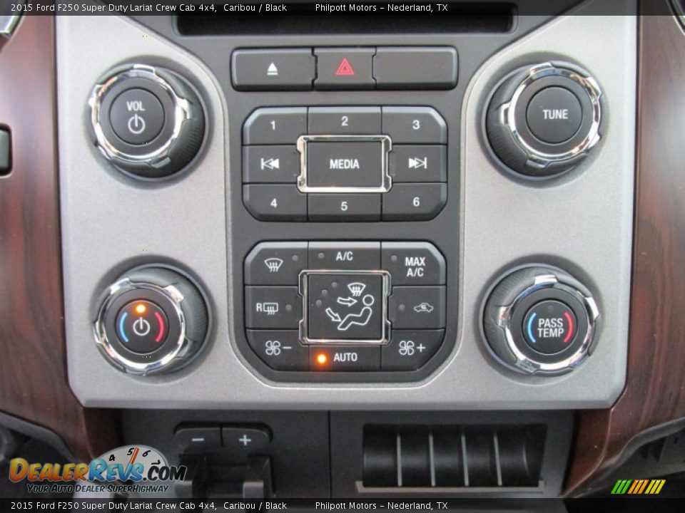 Controls of 2015 Ford F250 Super Duty Lariat Crew Cab 4x4 Photo #31