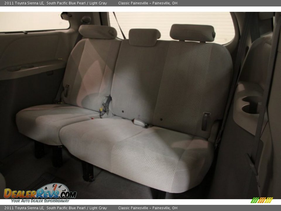 2011 Toyota Sienna LE South Pacific Blue Pearl / Light Gray Photo #17