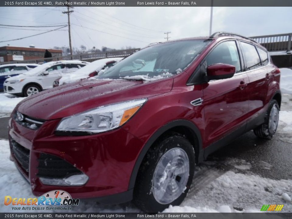Front 3/4 View of 2015 Ford Escape SE 4WD Photo #4