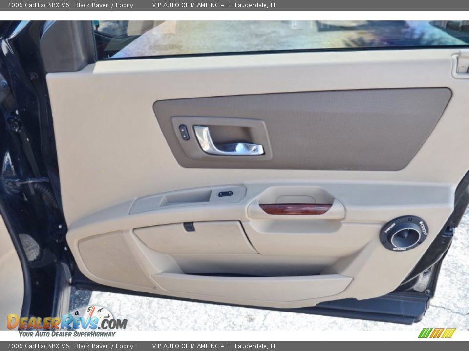 Door Panel of 2006 Cadillac SRX V6 Photo #17