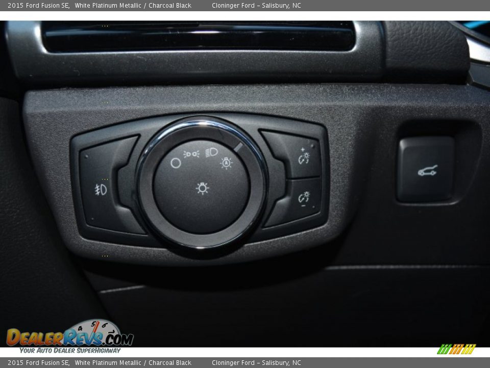 2015 Ford Fusion SE White Platinum Metallic / Charcoal Black Photo #18