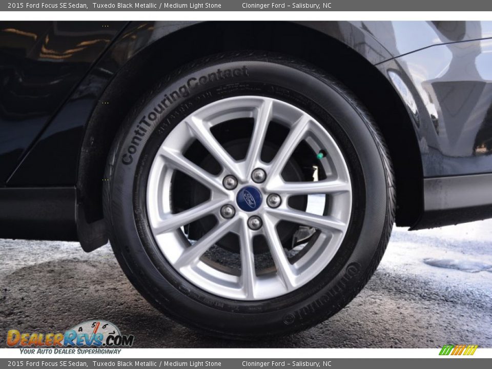 2015 Ford Focus SE Sedan Tuxedo Black Metallic / Medium Light Stone Photo #5