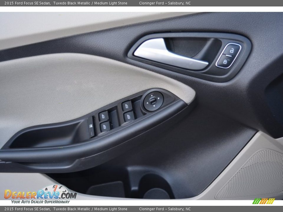 2015 Ford Focus SE Sedan Tuxedo Black Metallic / Medium Light Stone Photo #6
