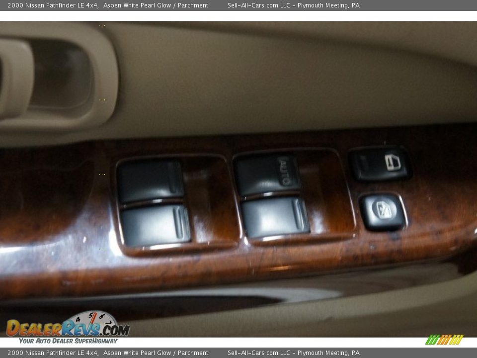 2000 Nissan Pathfinder LE 4x4 Aspen White Pearl Glow / Parchment Photo #13