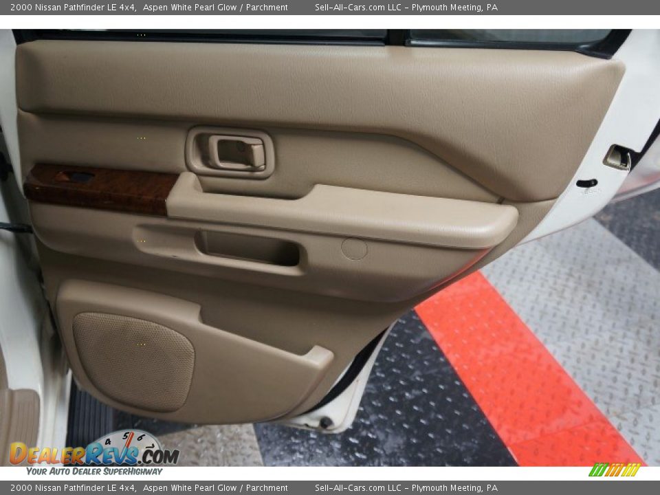 2000 Nissan Pathfinder LE 4x4 Aspen White Pearl Glow / Parchment Photo #15