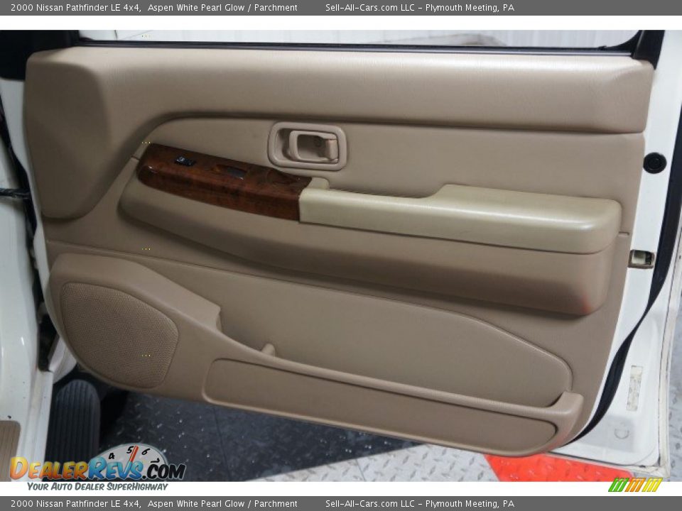 2000 Nissan Pathfinder LE 4x4 Aspen White Pearl Glow / Parchment Photo #16