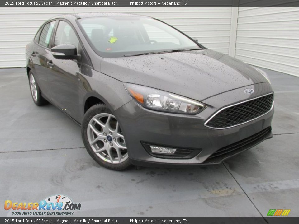 Front 3/4 View of 2015 Ford Focus SE Sedan Photo #2