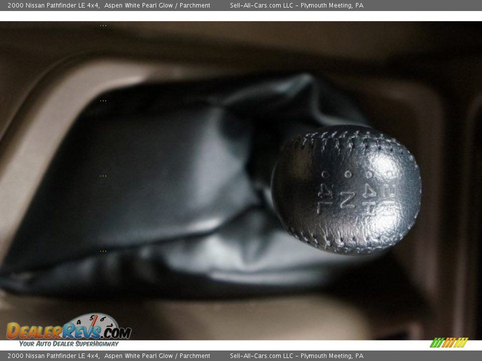 2000 Nissan Pathfinder LE 4x4 Aspen White Pearl Glow / Parchment Photo #30