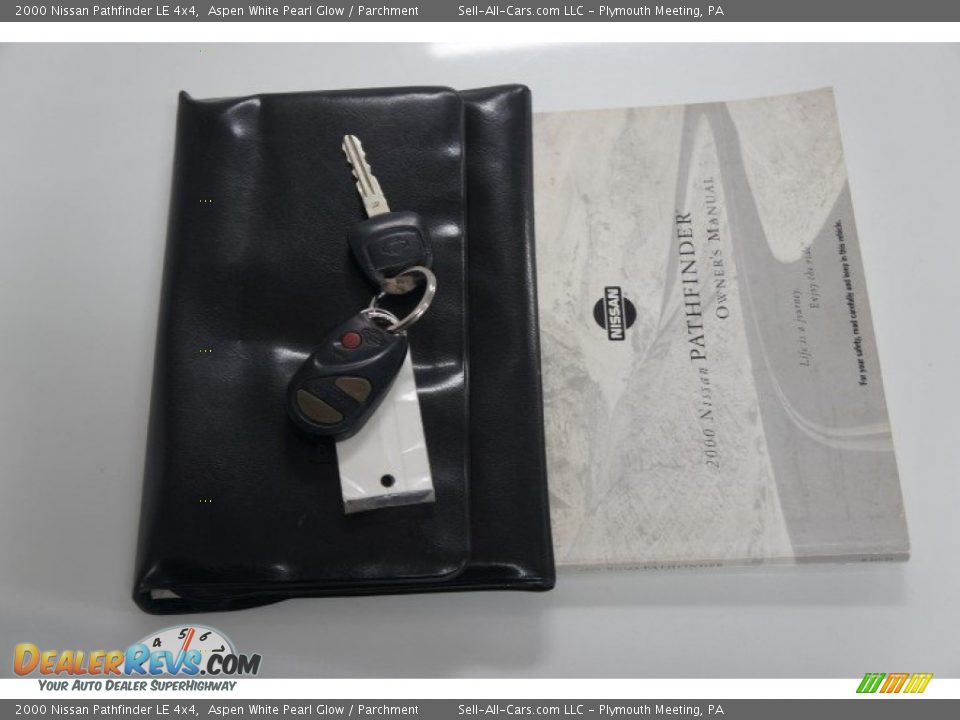 2000 Nissan Pathfinder LE 4x4 Aspen White Pearl Glow / Parchment Photo #31