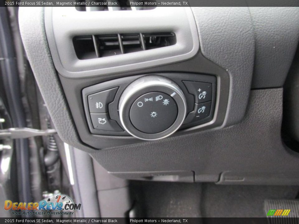 Controls of 2015 Ford Focus SE Sedan Photo #31
