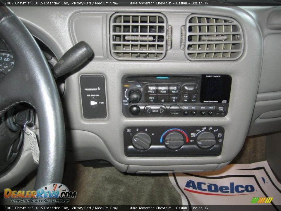 2002 Chevrolet S10 LS Extended Cab Victory Red / Medium Gray Photo #5