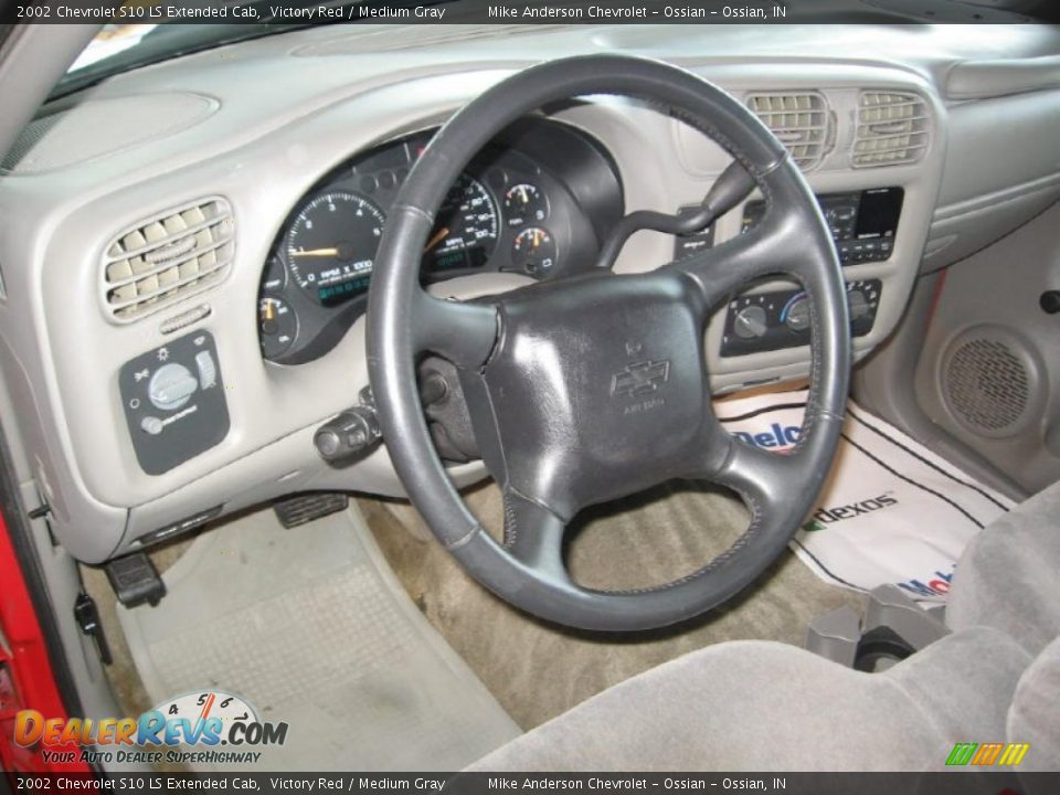 2002 Chevrolet S10 LS Extended Cab Victory Red / Medium Gray Photo #6