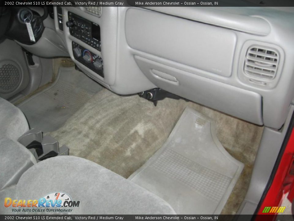 2002 Chevrolet S10 LS Extended Cab Victory Red / Medium Gray Photo #11