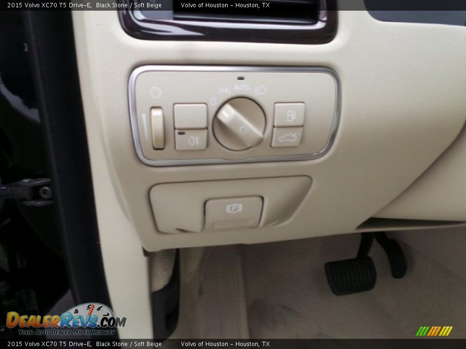 Controls of 2015 Volvo XC70 T5 Drive-E Photo #13