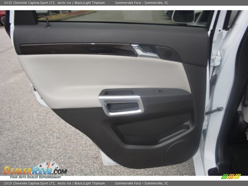 Door Panel of 2015 Chevrolet Captiva Sport LTZ Photo #11