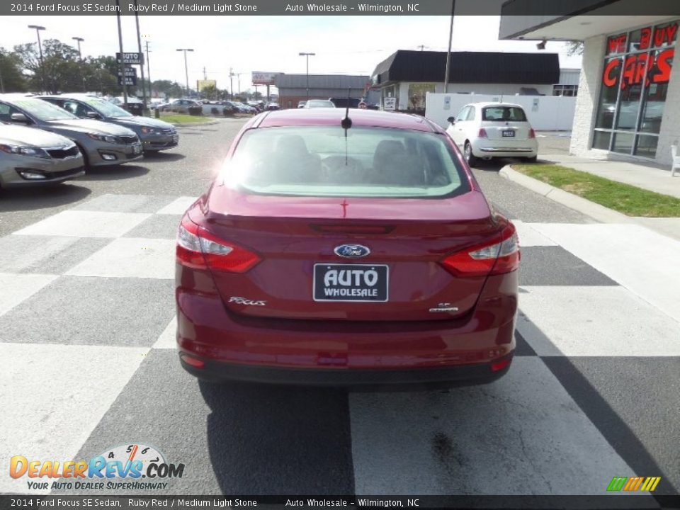 2014 Ford Focus SE Sedan Ruby Red / Medium Light Stone Photo #4