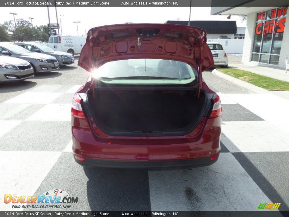 2014 Ford Focus SE Sedan Ruby Red / Medium Light Stone Photo #5