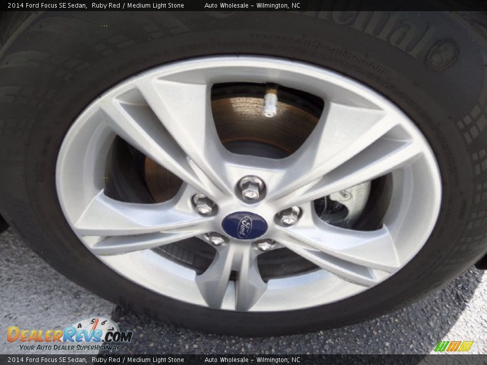 2014 Ford Focus SE Sedan Ruby Red / Medium Light Stone Photo #7