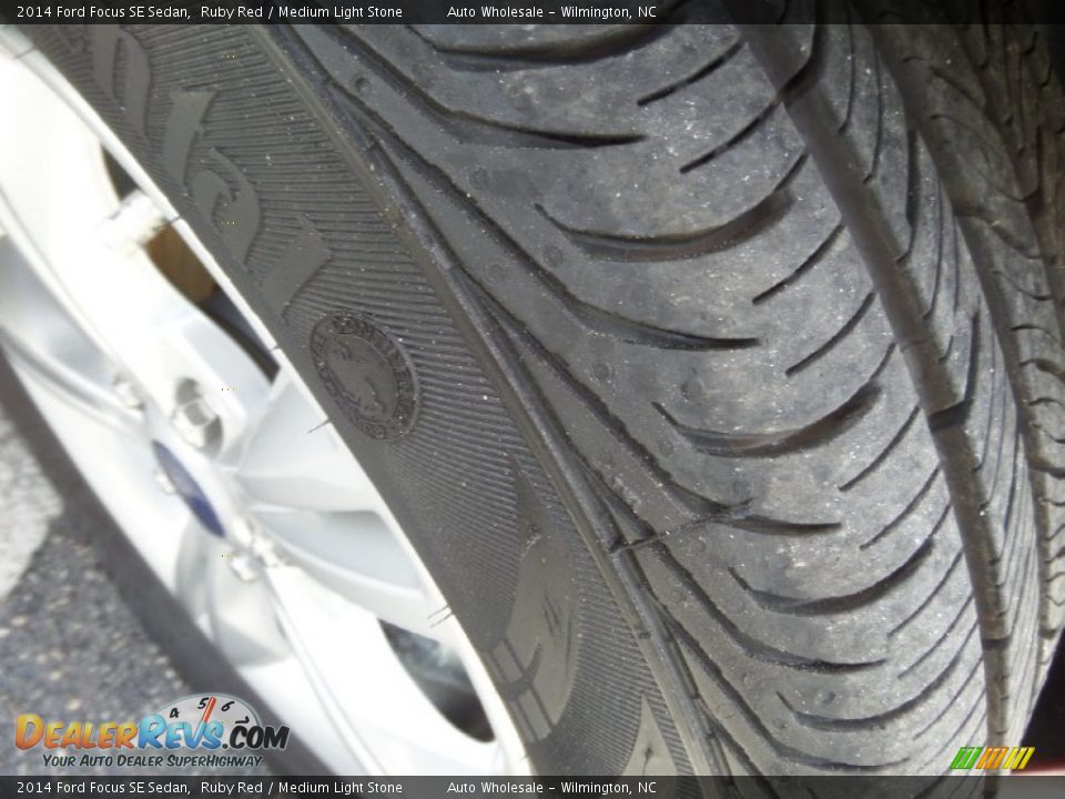 2014 Ford Focus SE Sedan Ruby Red / Medium Light Stone Photo #8