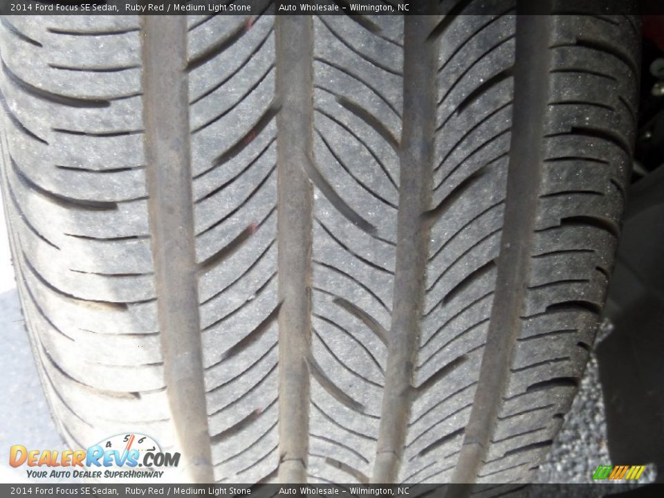 2014 Ford Focus SE Sedan Ruby Red / Medium Light Stone Photo #9
