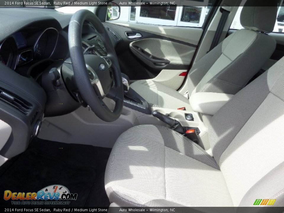 2014 Ford Focus SE Sedan Ruby Red / Medium Light Stone Photo #10