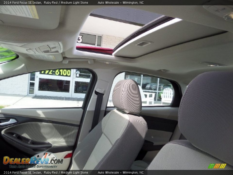 2014 Ford Focus SE Sedan Ruby Red / Medium Light Stone Photo #11