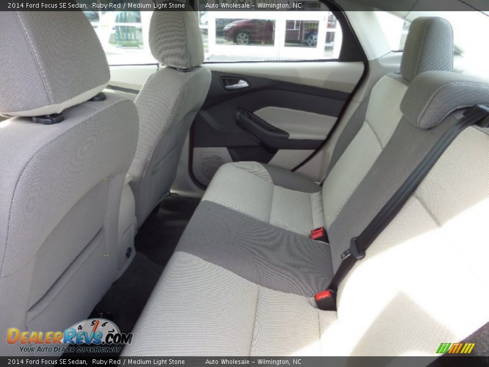 2014 Ford Focus SE Sedan Ruby Red / Medium Light Stone Photo #12
