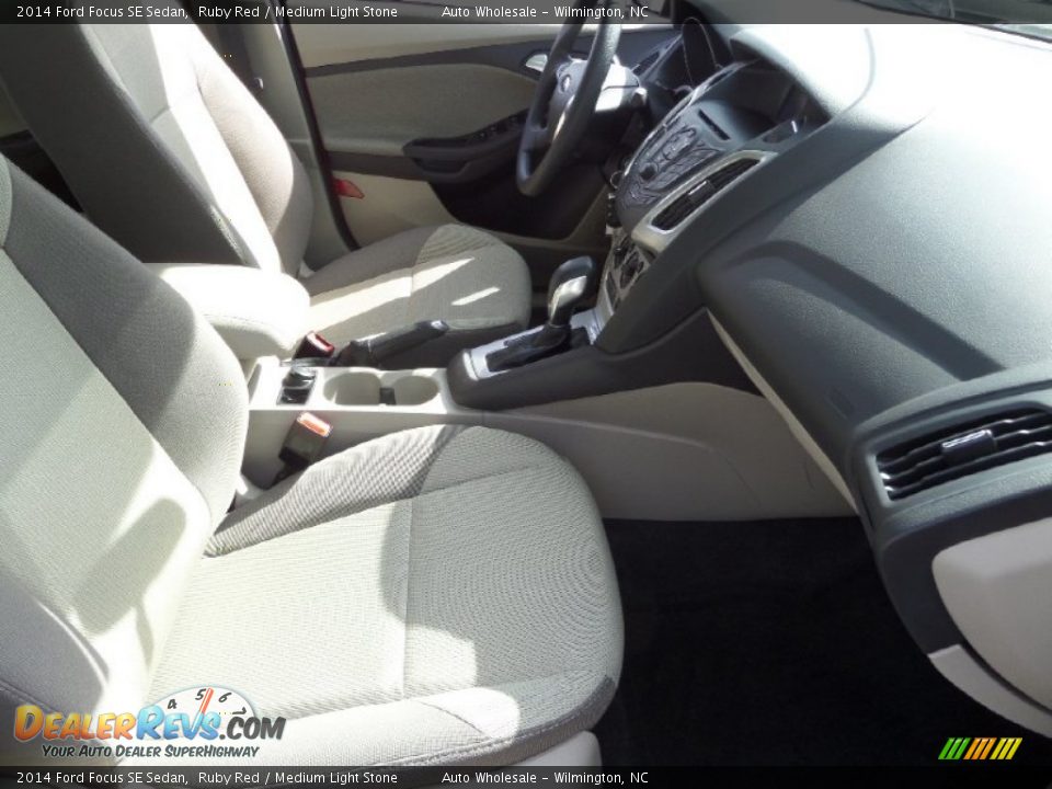 2014 Ford Focus SE Sedan Ruby Red / Medium Light Stone Photo #13