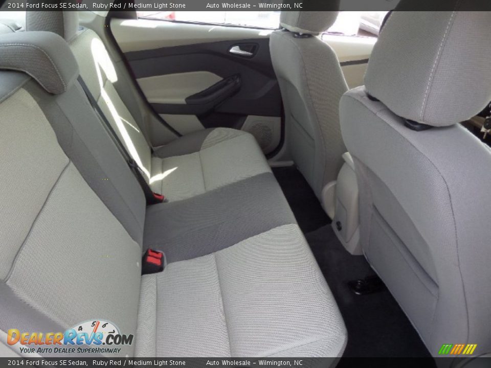 2014 Ford Focus SE Sedan Ruby Red / Medium Light Stone Photo #14