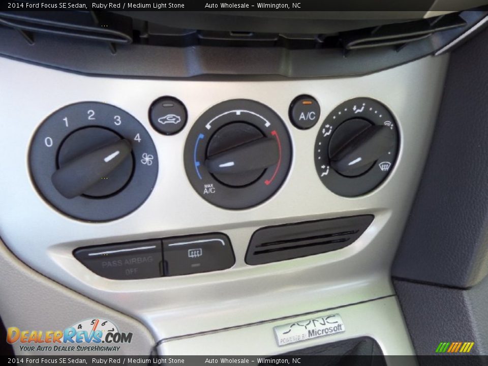 2014 Ford Focus SE Sedan Ruby Red / Medium Light Stone Photo #18