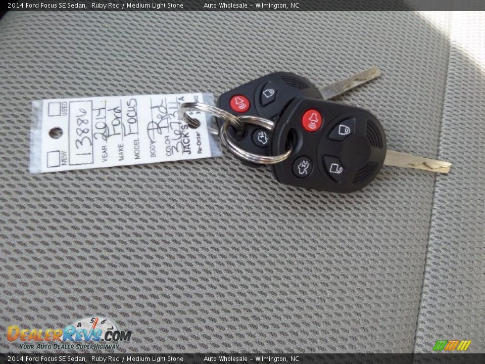 2014 Ford Focus SE Sedan Ruby Red / Medium Light Stone Photo #20
