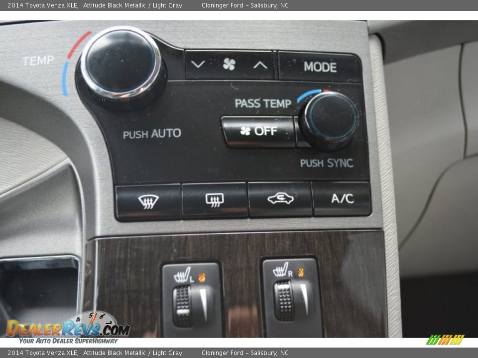 Controls of 2014 Toyota Venza XLE Photo #23