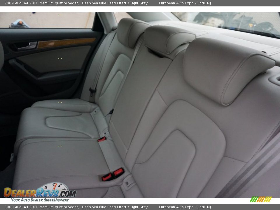 2009 Audi A4 2.0T Premium quattro Sedan Deep Sea Blue Pearl Effect / Light Grey Photo #8
