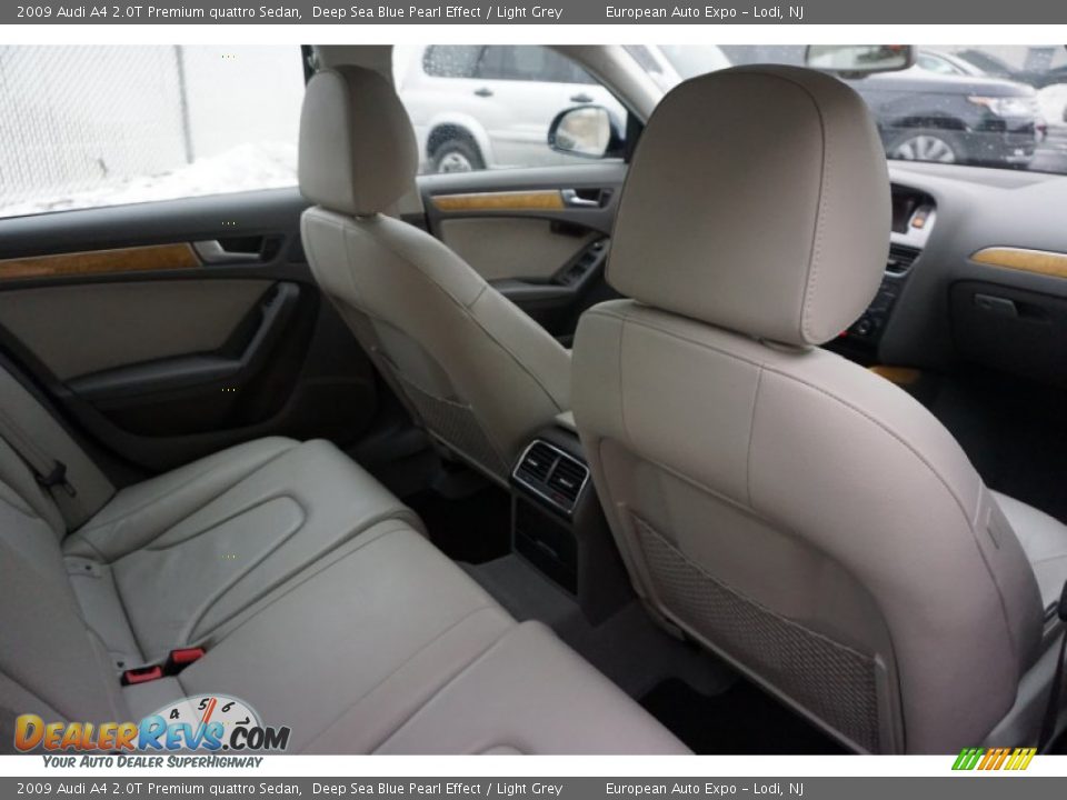 2009 Audi A4 2.0T Premium quattro Sedan Deep Sea Blue Pearl Effect / Light Grey Photo #9