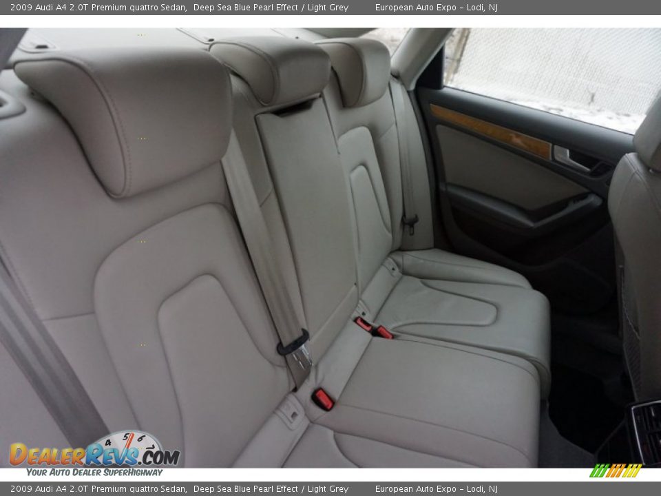 2009 Audi A4 2.0T Premium quattro Sedan Deep Sea Blue Pearl Effect / Light Grey Photo #10