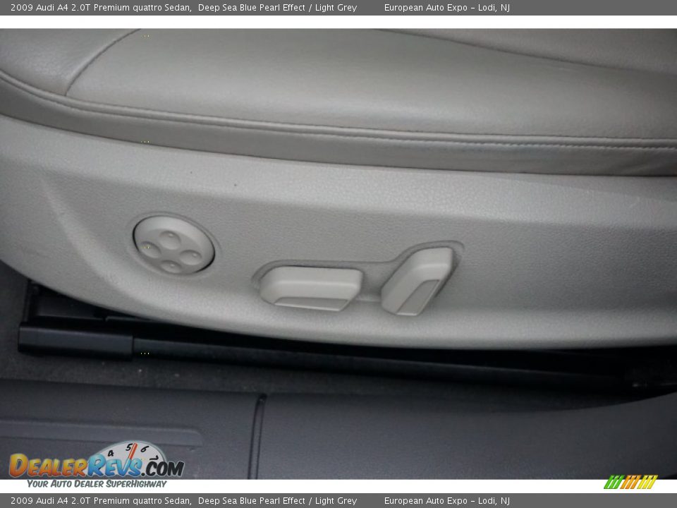 2009 Audi A4 2.0T Premium quattro Sedan Deep Sea Blue Pearl Effect / Light Grey Photo #18