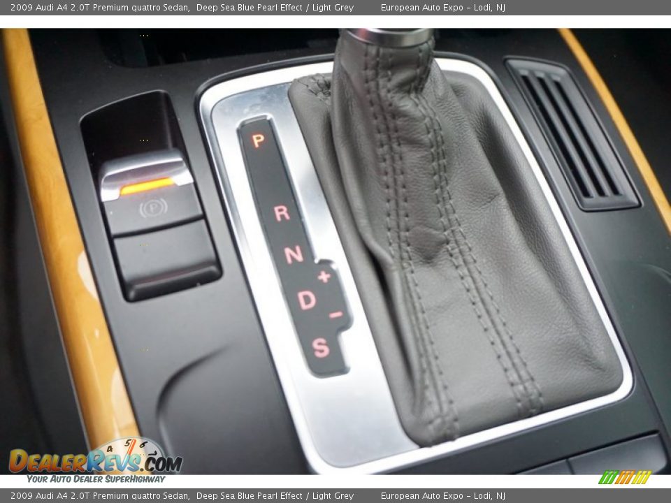 2009 Audi A4 2.0T Premium quattro Sedan Deep Sea Blue Pearl Effect / Light Grey Photo #26