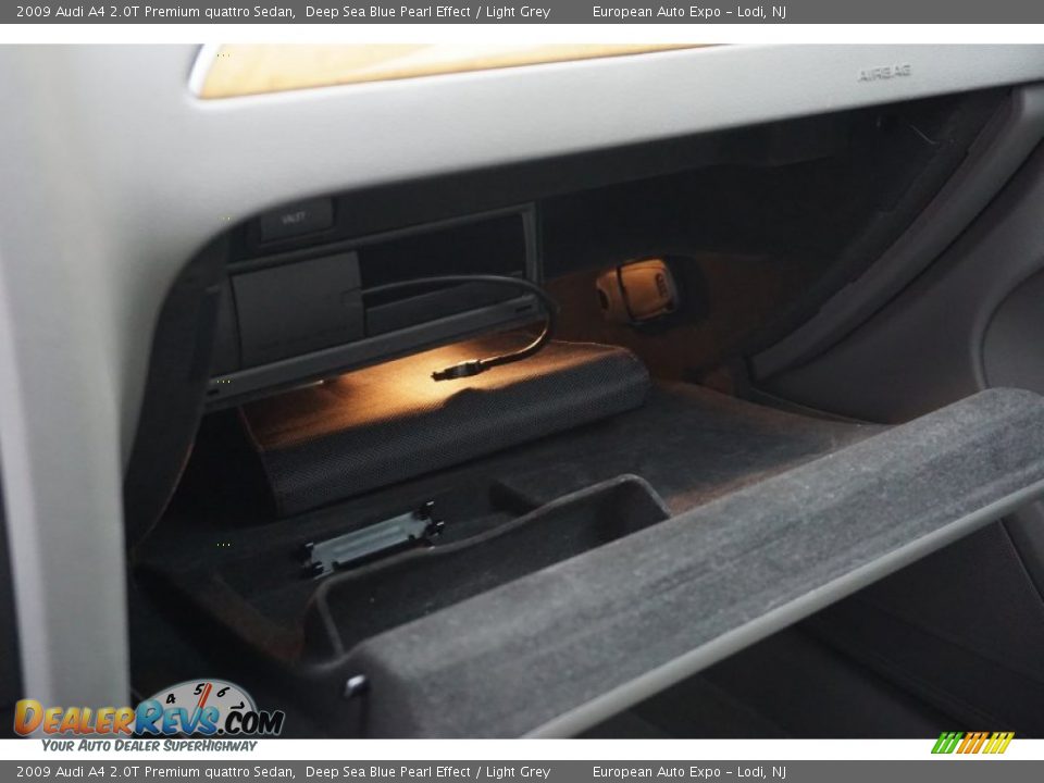 2009 Audi A4 2.0T Premium quattro Sedan Deep Sea Blue Pearl Effect / Light Grey Photo #29