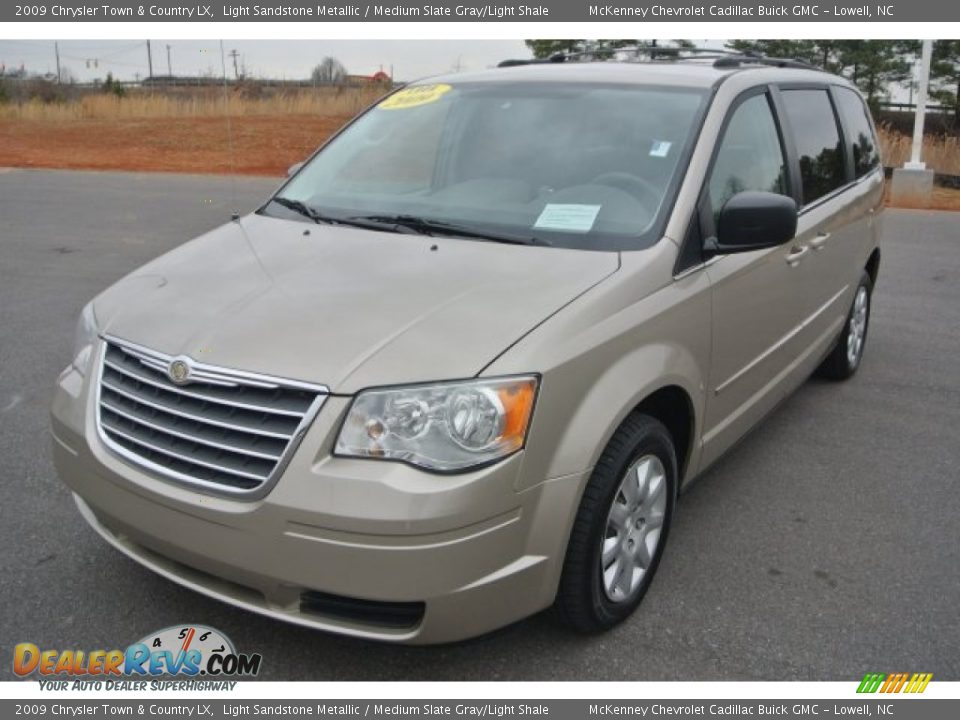 Front 3/4 View of 2009 Chrysler Town & Country LX Photo #2