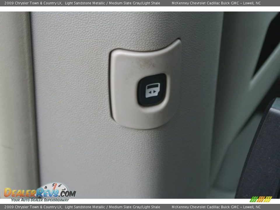 2009 Chrysler Town & Country LX Light Sandstone Metallic / Medium Slate Gray/Light Shale Photo #22
