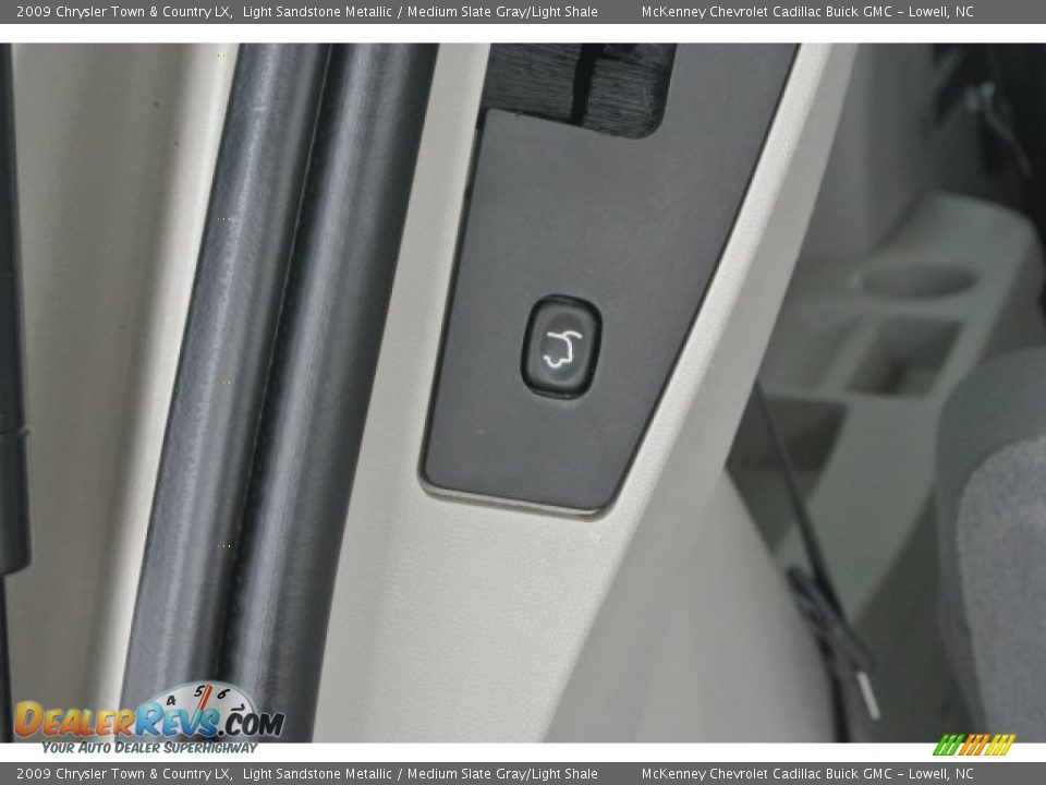 2009 Chrysler Town & Country LX Light Sandstone Metallic / Medium Slate Gray/Light Shale Photo #24