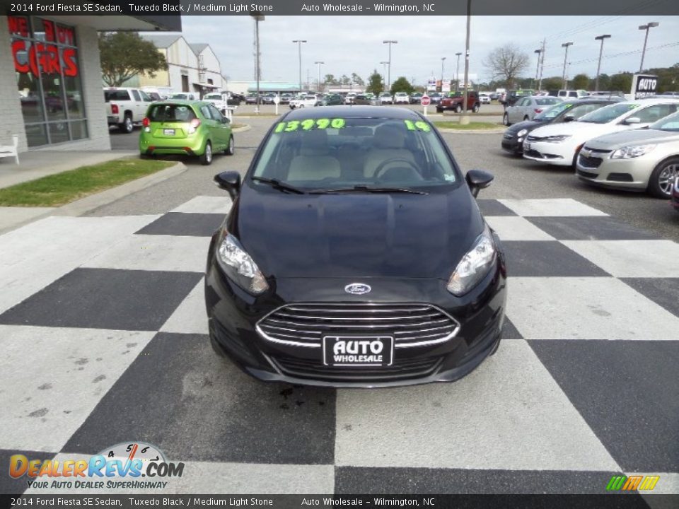 2014 Ford Fiesta SE Sedan Tuxedo Black / Medium Light Stone Photo #2
