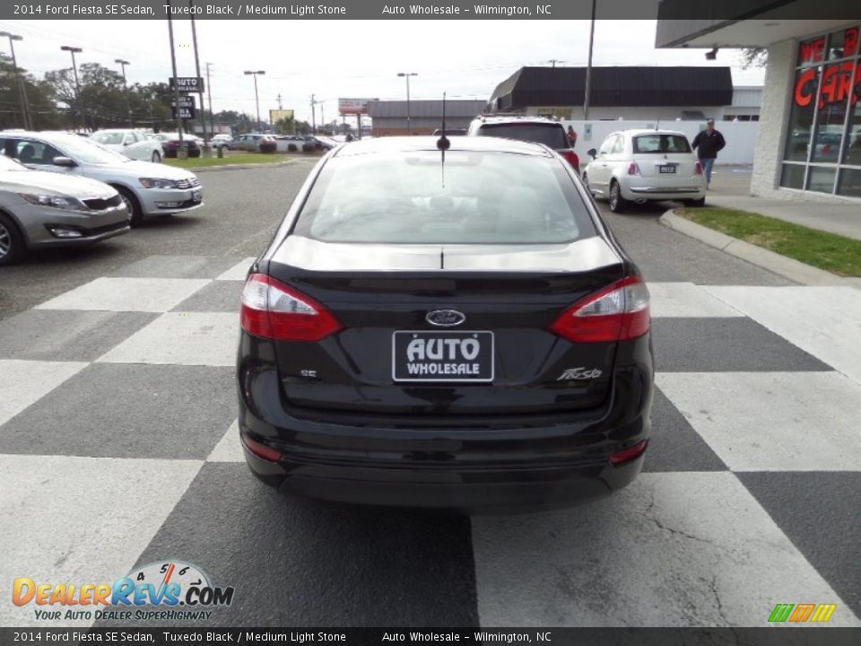 2014 Ford Fiesta SE Sedan Tuxedo Black / Medium Light Stone Photo #4